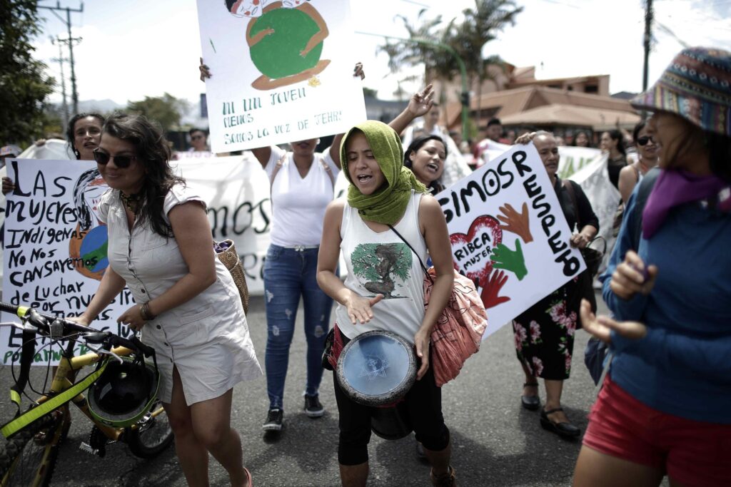Los conflictos por las tierras indígenas se recrudecen en ...