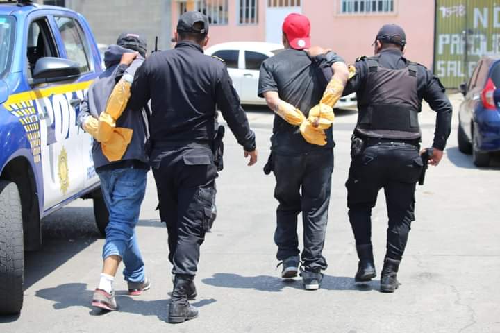Capturan a presuntos responsables de ataque armado en colonia conflictiva 1 Presentan a juzgado a sospechosos de ataque en zona 6; huían en ...
