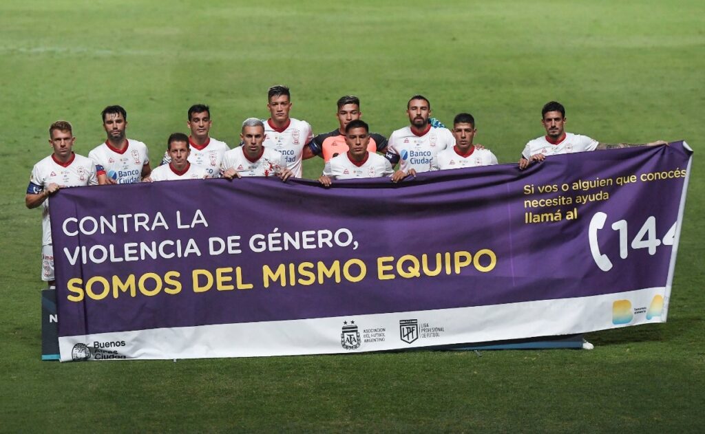 Clubes promueven campañas contra la violencia en los estadios 1 Cómo fue la campaña contra la violencia de género en las canchas ...