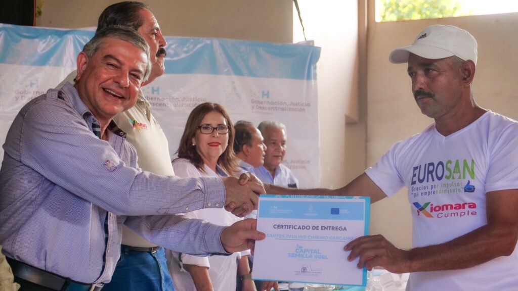 Emprendedores hondureños reciben apoyo del gobierno 1 Gobierno Solidario beneficia a 25 emprendedores del municipio de ...