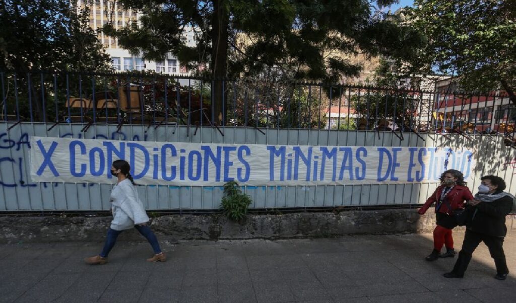 Estudiantes protestan por mejoras en infraestructura escolar 1 Chile: Alumnos de secundaria se movilizan para reclamar mejoras en ...