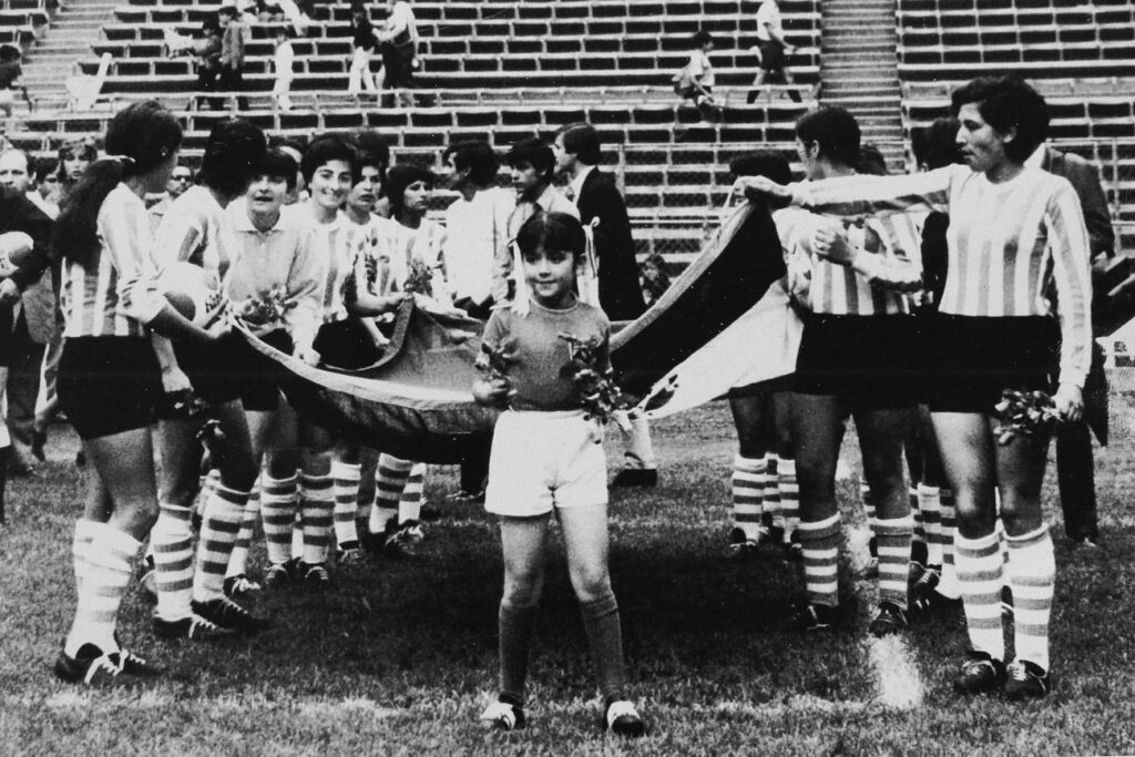 Historias y encrucijadas del fútbol femenino en América Latina ...