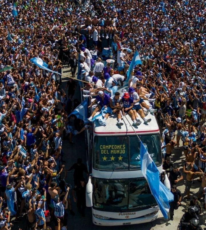 Hinchas organizan caravanas para apoyar a la selección nacional 1 Histórica movilización: más de 5 millones de hinchas salieron a la ...
