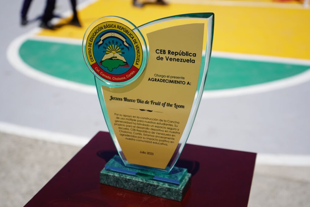Honduras recibe reconocimiento por desarrollo del deporte escolar 1 JERZEES INAUGURA CANCHA DE BALONCESTO EN ESCUELA DE CHOLOMA ...