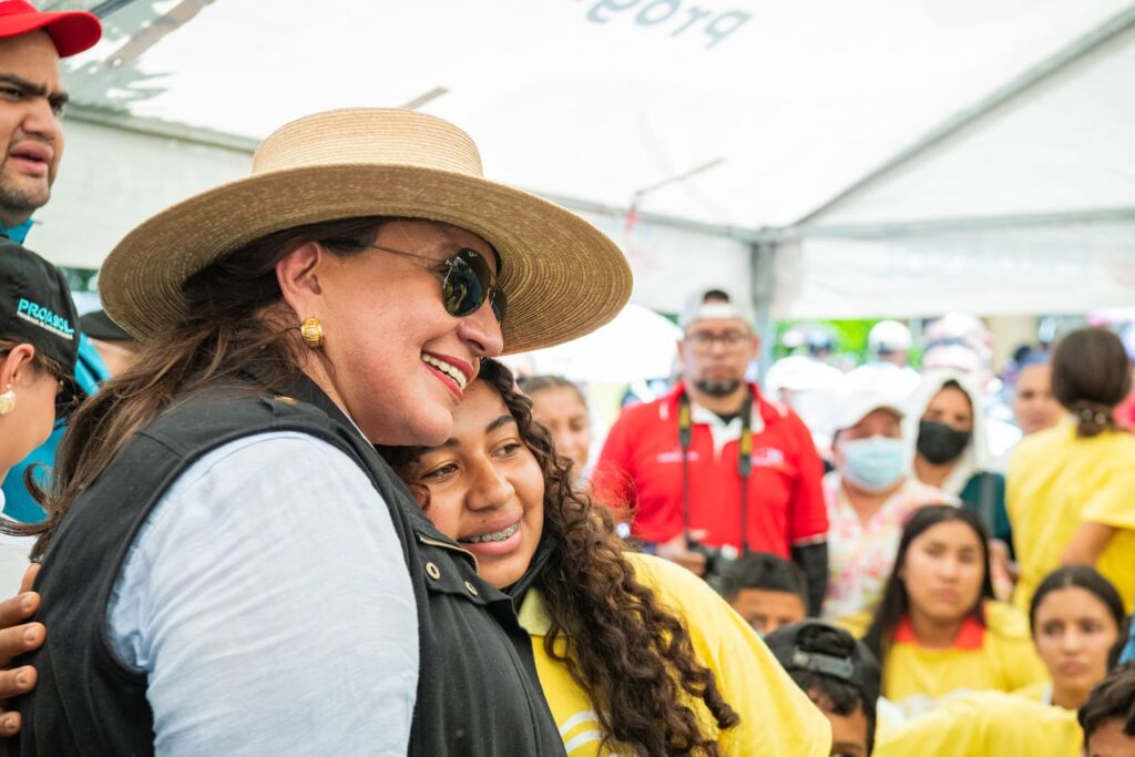 Lanzan nuevo programa de becas para jóvenes hondureños 1 Presidenta Xiomara Castro lanza el programa becas solidarias ...