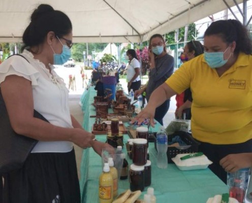Microempresarios hondureños impulsan la economía local 1 Impulsan campaña para promover la economía local en Roatán