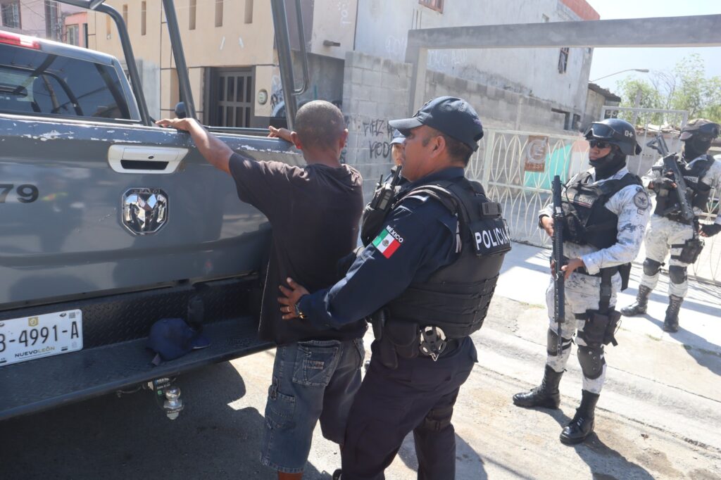 Militares y policías realizan operativos conjuntos en colonias conflictivas 1 Realizan operativo conjunto Policía de Santa Catarina y Guardia ...