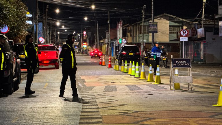 Operativos nocturnos refuerzan seguridad en zonas comerciales 1 Autoridades de Chía refuerzan seguridad con operativos nocturnos ...