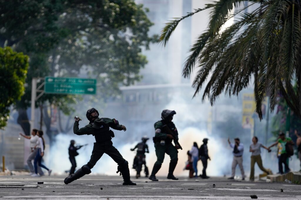 Organismos denuncian represión a periodistas en distintos países 1 Venezuela: Brutal represión contra manifestantes y votantes ...