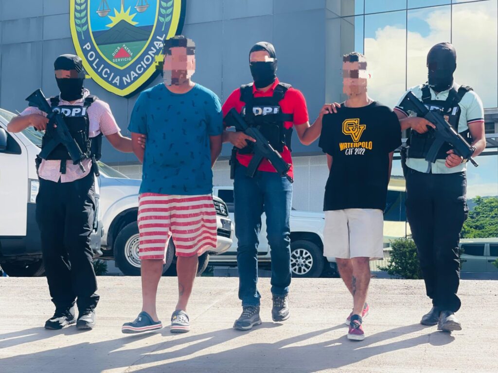 Policía captura a pandilleros con amplio historial delictivo 1 Policía captura a pandilleros por varios delitos en la colonia ...