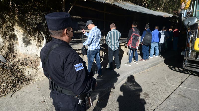 Policía preventiva instala retenes en puntos estratégicos del país 1 Gobierno coloca retenes vehiculares en distintos puntos del país ...
