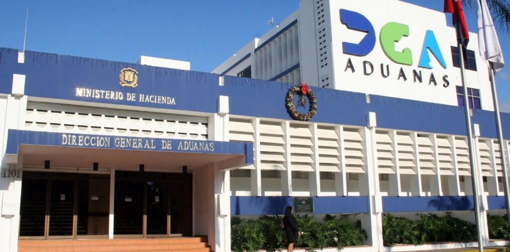 Migración y Aduanas refuerzan controles a comercios