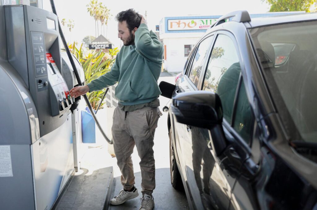 Transportistas exigen revisión de tarifas ante alza de combustibles 1 Qué cubre lo que se paga por un galón? Los precios de la gasolina ...